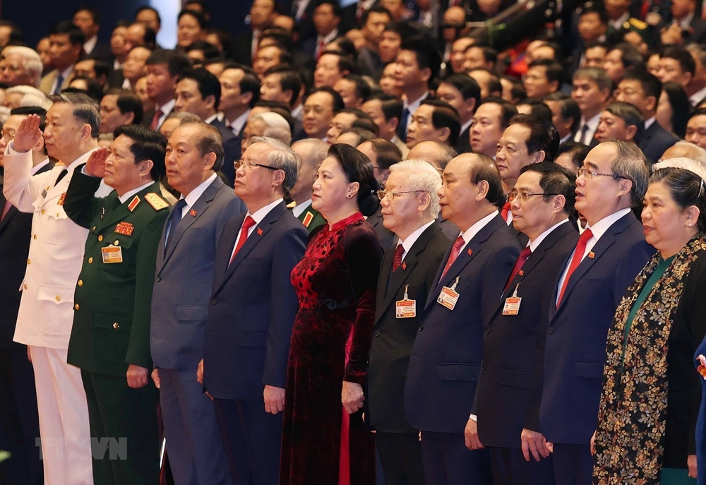 Các đại biểu thực hiện nghi thức chào cờ.